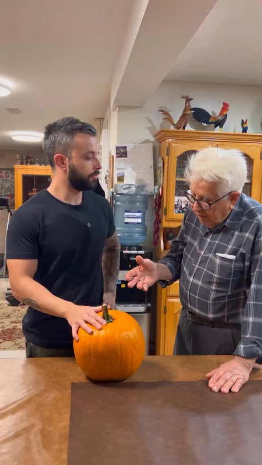 This Is How You Carve a Pumpkin!
.
.
.
#pumpkin #halloween #carving #howto #diy #homemade #artist #kitchen #fall #season #spooky #reels #viral #trending #reelsvideo  #trendingnow