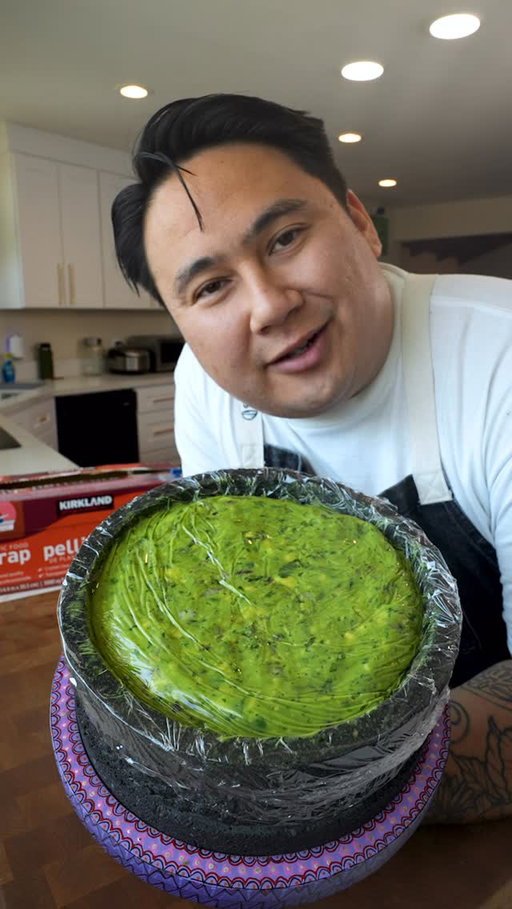How to ACTUALLY keep guacamole green 🥑 #cooking #recipe #cookingtips #kitchenhacks #guacamole
