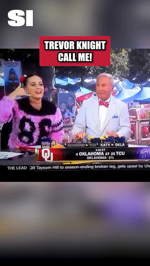 When Katy Perry shot her shot at Trevor Knight on college gameday 😳

#cfb #collegefootball #football
