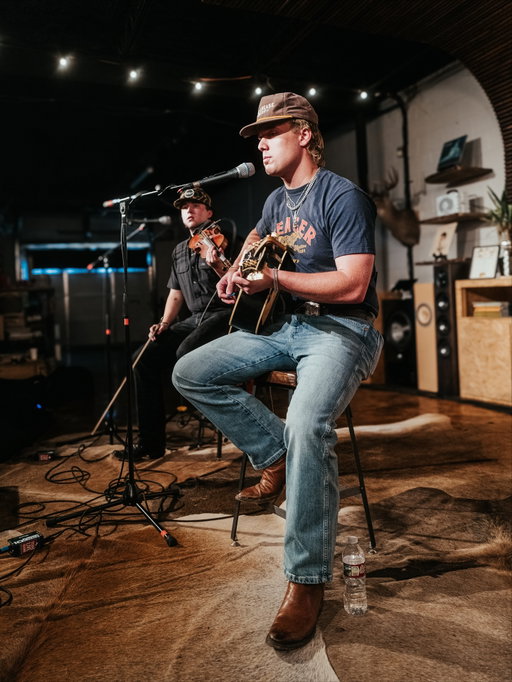 Hudson Westbrook | Box Session

@hudsonwestbrook is taking the country scene by storm, and we got front-row seats. He stopped by HQ for an exclusive set. With soulful storytelling, Southern grit, and a modern edge, his sound feels both timeless and fresh. Hudson is an artist on the rise with momentum that’s only building.

Go check out the full box session on Turtlebox YouTube!

🎥: @baileyhartcreative 
📸: @shooksean