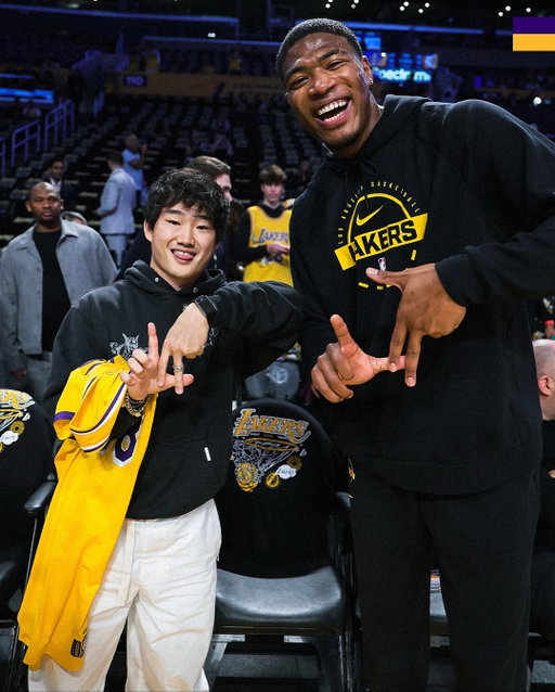 角田 🤝 八村
Tsunoda 🤝 Hachimura