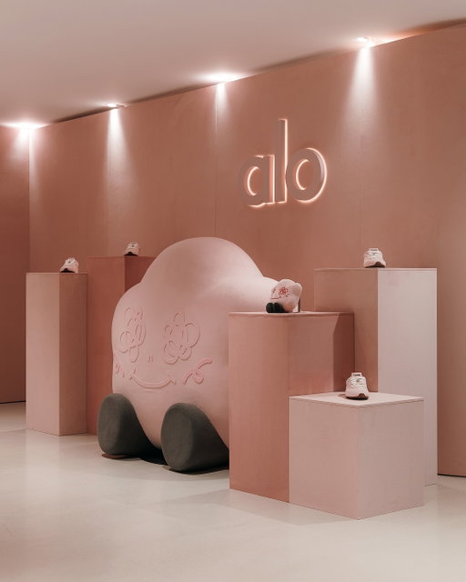 Step inside the world of @sooyaaa__’s Sunset Sneaker and discover the limited-edition two-tone color exclusively at ALO Dosan.