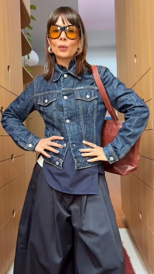 look im partial to fitted silhouettes too but nothing will stop me from loving oversized clothing 🫶🏼 

cami: @juemwoman 
shirt: old @arketofficial 
pants: @wearatorie 
shoes: @senso 
bag: @marsene___ 
sunnies: @szadecollective x @briwokjewellery 
lipgloss: @maybelline glaze in acai 
.
some pieces gifted