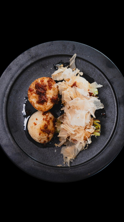 かぶは、こう食べる…
【かぶのかつお梅バター焼き】
　
\ 作ってみたければ、いいね・保存を❤️‍🔥/
\ 質問は気軽に、コメントまで！/

・
◻︎初書籍『人生を変える野菜料理』重版(第3刷)
｜絶賛発売中！
◻︎手料理部 部員募集中
｜サブスクで手料理レシピとレッスンLIVE(月2回以上)
——————————

今日は僕が毎日愛用しているヘックスクラッドを少しご紹介。
と言うのも、このたびShunがヘックスクラッドジャパンさんのブランディングになるクリエイティブを、定期的に担当させていただくことになりました！👏(光栄)

ヘックスクラッドといえば、僕が惚れ込んだデザインの高さと性能の良さから、全ての調理器具を揃えたブランドです。

(Shunのブランドローンチ年と、ヘックスクラッドが日本にきた年が同じとのことで、勝手にご縁を感じているのもある)

全部揃えちゃうくらいだから、褒めたいところはたくさんありすぎるんですが、一言でまとめるなら
「家で料理を少し頑張るには、ちょうどいい」ところ。

なんと言っても唯一無二な、この六角形の模様。
これはただの模様じゃなくて、最新のテクノロジーを使ったコーティングで「焼き付ける調理」と「焦がしたくない調理」の両方が実現できる。

これまで、焼き進めるとできる鍋肌にくっつく“うまみ”は、いわゆる焦げるフライパン(プロが使うステンレス系のフライパンや鍋)でなければ作れなかった。
でも、ヘックスクラッドのフライパンなら文句なしでできる。
なのに、温度をコントロールすれば、スルスルとくっつかないで焼くこともできる。
これが凄すぎるんです。

この相反する２つが、ひとつで叶うから“ちょうどいい”んです。

確かに、軽いとか、絶対くっつきません系(僕から言うと、それは火が入るだけで焼けてない)のフライパンではないかもしれないけど、料理をちょっと頑張りたい人には、最高におすすめできるブランドです。
(これまで何人にプレゼントしただろう)

すみません、語りすぎました。
正確な製品の詳細については、ヘックスクラッド公式サイト hexclad.co.jpをご覧ください❤️‍🔥

では、レシピをどうぞ。

==========
［材料］
・かぶ
・梅干し
・バター

［調味料］
・塩

［仕上げ］
・鰹節

==========
［作り方］
1.かぶは底を薄く落とし、皮の下にある繊維が詰まったところ(色が違うので層になって見えます。その境目)に包丁を当て、包丁と指で摘んで剥がすようにむく。葉の間に土が噛んでいる場合があるので、水を溜めたボウルに葉を下にして5分ほどつけておく。汚れがひどければ、竹串でかきだす
2.1のかぶを半分に切り、梅干しはたたく
3.フライパンにバターを熱し、水けを切ったかぶを切り口を下にして焼く。焼き色がついたらひっくり返して、塩、水大さじ1程度を入れて蓋をする
4.3分後蓋を外して水けば多ければペーパーで拭き取る。バターを足して、泡が出る温度を維持しながらかぶにかけるようにして熱を入れる。火が入ったら取り出す。
5.4のフライパンにたたいた梅干しを入れて馴染ませ、フレッシュなバターを少し加え、溶けたら器に盛り付ける。
6.器に、かぶ、ソース、鰹節をたっぷりかける

ー

#かぶ #カブ #蕪 #かぶら #梅干し #秋レシピ #recipe #旬 #vegetables #料理動画 #ヘックスクラッド #ヘックスクラッドジャパン #キッチン用品 #pr
