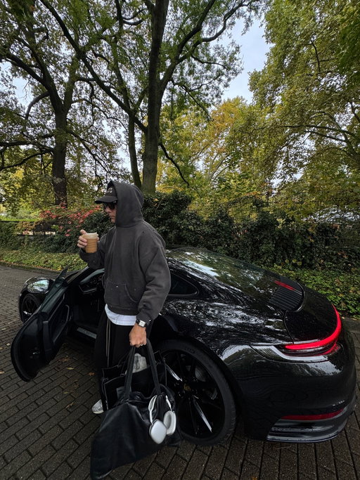 All about the mix
.
.
.
.
.
#menswear #mensfashion #mydailystreet #ootd #styleinspiration #hypebeast #fitsonpoint #nclgallery #pauseshots #porsche #whatyourocking #carblogger #porsche911 #minimalarchive #style #fashionaddict #outfitoftheday 
#mensweardaily #carsofinstagram #porsche992 #cozyfits
