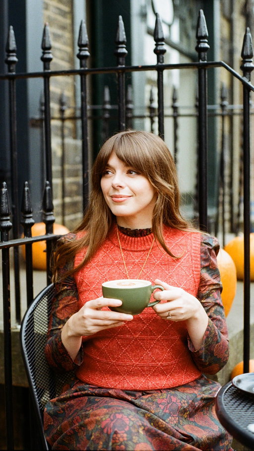 Get ready with me for an autumnal day out, featuring one of my favourite nifty styling tricks for layering knitwear over dresses… Who doesn’t love a little wardrobe hack? Outfit details below…
Tank Top @joules 
Dress @plumandpigeon 
Boots @bobbies 
Bag @beara_beara 
Scarf @etsy 
Socks @uniqloeurope 

#autumninspo #autumnoutfits #autumncolours #autumnstyle