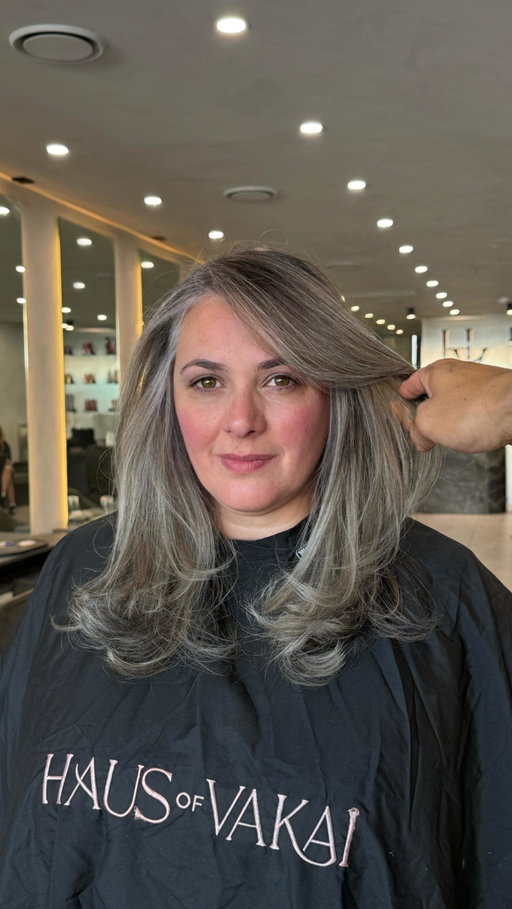 STOP THINKING GREY HAIR IS OLD !! 🤍

When it comes to grey blending, yes the secret is all in mimicking the natural. You can see the difference here through that stunning softness, the brightness through the front and all about that shimmer baby 😍

She loved it. I loved it. 

Follow for more education and let me know what you think of this transformation guys ! 

#hausofvakai #greyblending #hairtransformation #foiltechnique #haircolourist #redkenpro