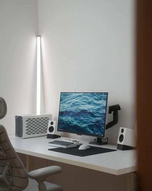 Comp setup vibes? 👀

#desksetup #homeoffice #minimalsetup