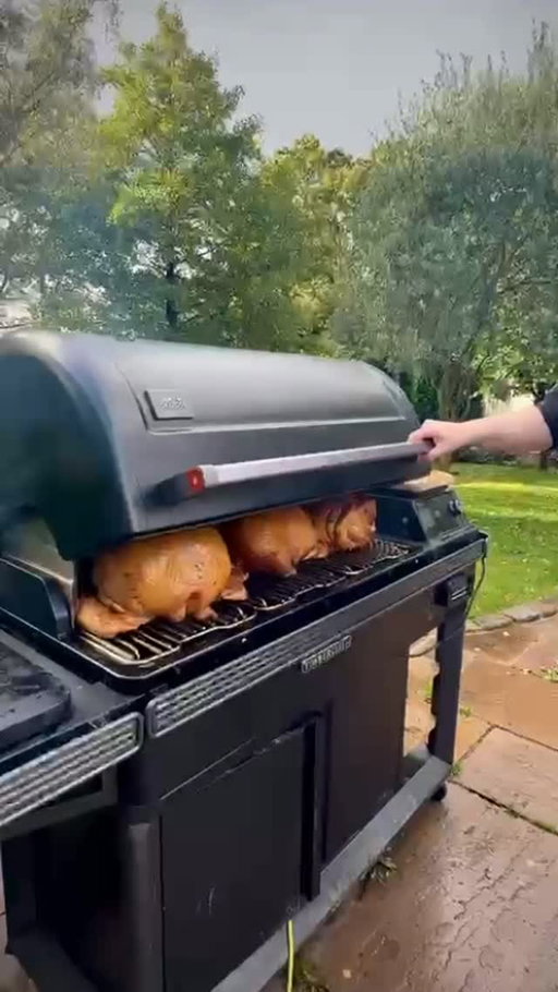 The colour of those 🤤

Turkey, and aged beef ribs and a gammon joint on the Timberline XL…

Also featuring Crocs 😜

—————-

#traeger #roastdinner #barbecue #foodporn #bfme