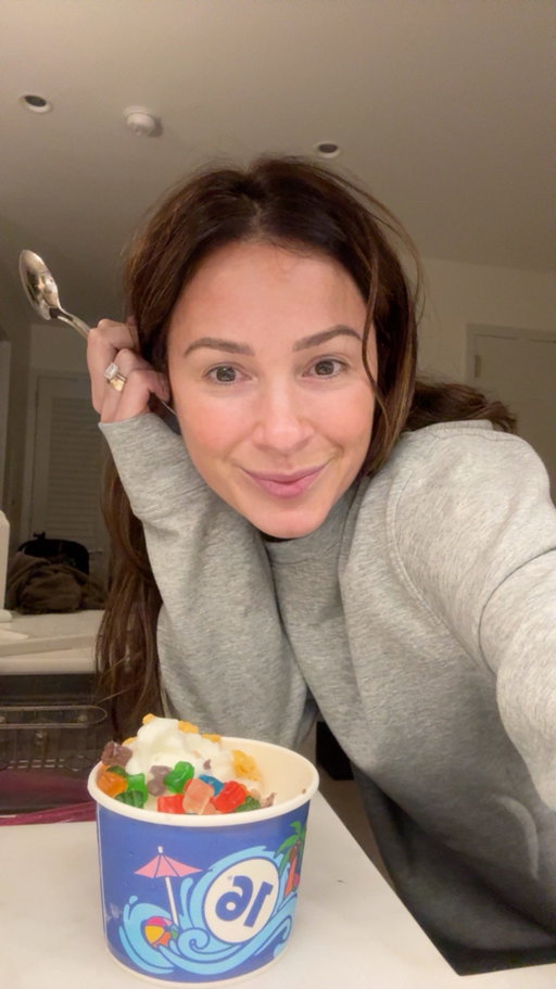 Ordering #froyo for delivery seems WILD but here we are lol serious question though…were you team @pinkberryswirl or team @yogurtlandinc like I NEED to know lol 

Now that I’m in NYC, I’m team @16handles 🫶🏼 specifically @16handlescobblehill ilyyyy 🍦