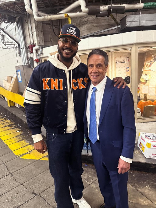 Not only did Team Cuomo win the debate tonight, but so did our @nyknicks. And I got to catch up with my good friend @carmeloanthony .

Early voting starts Saturday — let’s bring it home NY! 

#VoteforCuomo