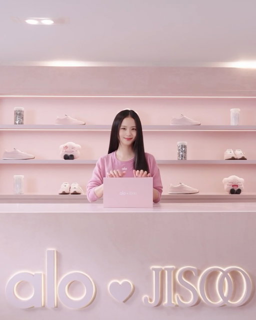 Pink, playful, and personalized by Jisoo, @sooyaaa__ unboxes her special-edition Sunset Sneaker at the ALO Dosan pop-up.
