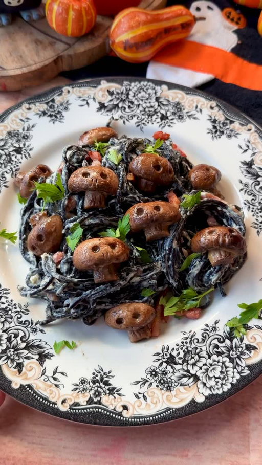 💀 SPOOKY PASTA🍝 
🧟‍♀️ Tengo una duda: ¿no se puede hatear sin dar patadas al diccionario? 😅 ¿es una norma hater de la que no estoy informada? 🤭. Este ha sido el vídeo más complicado de grabar en mucho tiempo… porque no conseguía aguantarme la risa 🤣, la verdad es que aunque parezca “imbesil” sonreír me sale natural

💀INGREDIENTES
➖ 150 gr de pasta negra
➖ 200 ml del agua de cocción de la pasta
➖ champiñones al gusto
➖ aceite de oliva (he usado uno con un toque trufado)
➖ cebolla y ajo en polvo
➖ sal y pimienta 
➖ 150 gr de ajo y cebolla en polvo 
➖ 200 ml nata para cocinar 
➖ 40 gr de parmesano (o todo lo que quieras)
➖ Roquefort al gusto

#recetasburpee_vet #recetasfaciles #halloweenrecetas