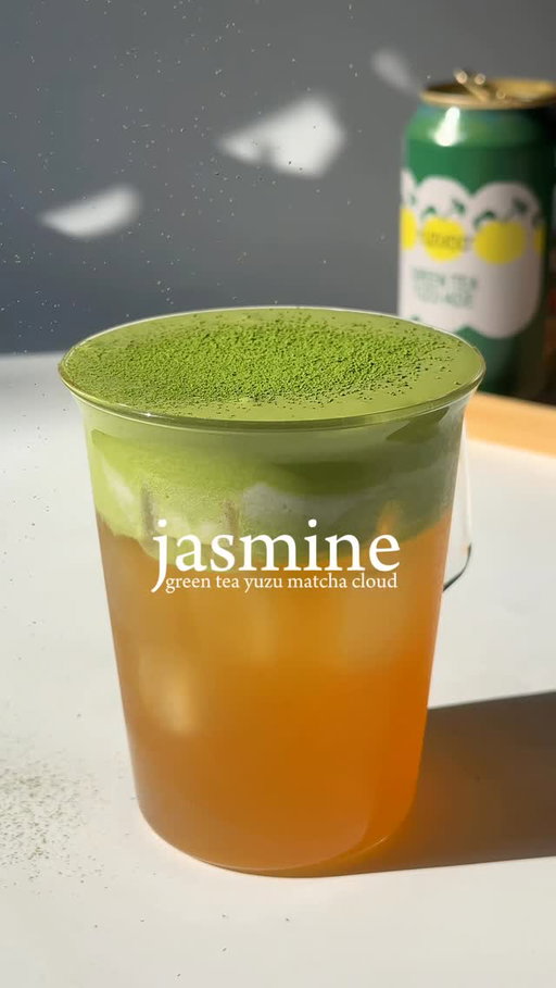 🍵☁️jasmine green tea yuzu matcha cloud using @theyuzuco green tea yuzu-ade 🍋

— 1tbsp jasmine syrup (recipe in story highlight)
— @theyuzuco green tea yuzu-ade
— 70ml heavy cream + 2tsp matcha 

#homecafe #matcharecipes #matchalover #aestheticdrinks #yuzu #greentea