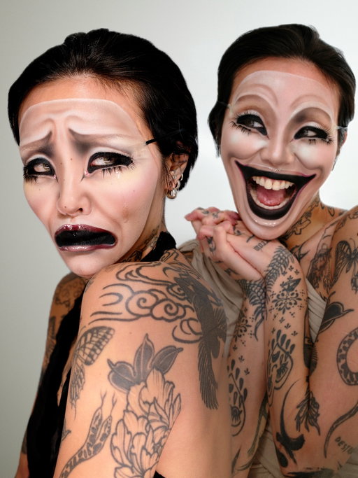 🎭 And that’s showbiz baby — I always wanted to do the Comedy and Tragedy masks as a makeup look and what better time than Halloween!!!! 
#avantgardemakeup #editorialmakeup #theatremakeup