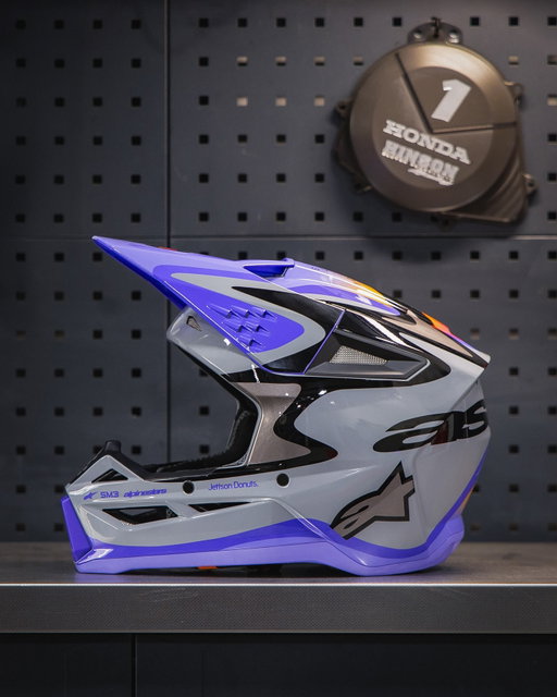 The @jettson18 Signature Series S-M3 edition 🍩😍 Available in both adult and youth sizes and featuring a standout color scheme pulled from Jett’s own style guide, the Jettson S-M3 is already proving an incredibly popular addition to the helmet lineup. Check them out today! 😎👊🏼