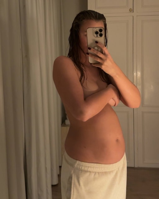 TW. Sharing this feels very vurnable. No, this isn’t a pregnancy announcement, but my bloated belly after a lot of hormone injections. Lately I’ve been in a traject cause I decided to freeze my eggs.

When I first did my fertility checks, I honestly thought everything would be fine. I’m only 33, right? But the results showed something different, a low egg reserve and adenomyose. 

The process hasn’t been easy. Cause at the end of the day you are doing this own your own and need to comfort yourself in bed when you are sad. But I also surprised myself with how strong I am, and how much love I can give myself in moments like these.

In a few weeks I’ll need to do another round to collect more eggs. I’m deeply aware and very thankful that I’m in the position I can do the social freezing and that I still have a chance on a baby.

I’m sharing this because I felt so scared to talk about this online and want conversations around fertility to become more open. It’s something so many people deal with silently. So if you’re going through something similar, I’m sending you my love, you’re not alone.

trust, and give it time.🤍
