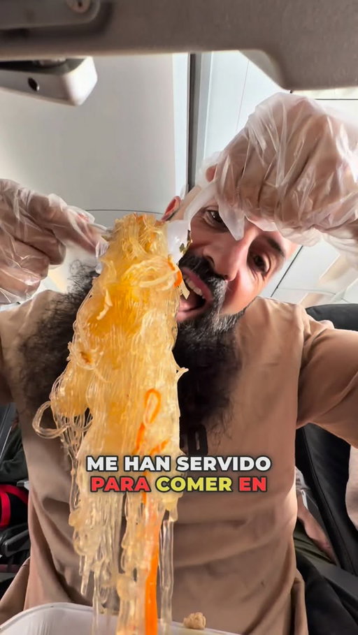 En este vuelo de Vietjet AIR llegué a Vietnam probando la comida típica vietnamita por primera vez.

Y hoy en YouTube estrenamos el primer video de Vietnam 🇻🇳 en el que abuso del buffet libre de un barco por la bahía de Ha Long, una de las 7 maravillas naturales del mundo. Sigue todos mis vídeos de LA VUELTA AL MUNDO 🌍 en mi canal de YouTube.