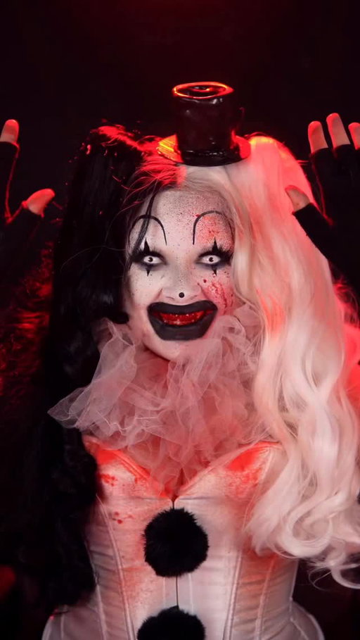 ROUND AND ROUND 🤡 

Guys my neck is STRUGGLING today I think I gave myself whiplash 🤕🤣 Had to jump on this trend though I’m obsessed 🤭

Using @mehronmakeup’s paint sticks and paradise palette for this look 🖤

 #sfxmakeup #makeupartist #creativemakeup #halloweenmakeup #terrifier #arttheclown #cosplay #viral #trendingreels