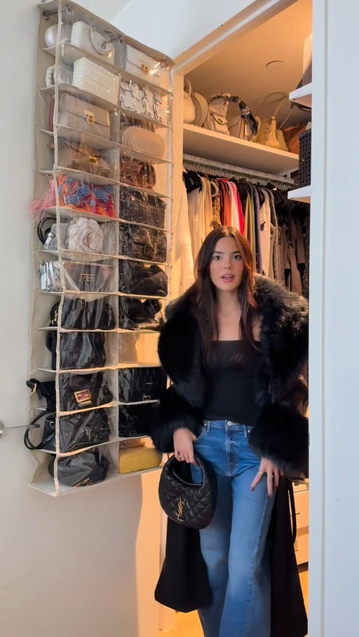 Styling the most worn piece in my closet! The @intimissimi cashmere boat neck top🖤 I love how versatile it is #intimissimi