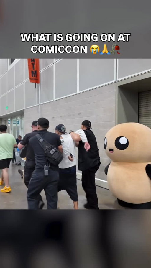 WHAT IS GOING ON AT COMICCON 😭

 #matcrackz #comiccon #funny #toys #random 

randomly recorded a guy getting arrested at comiccon lol