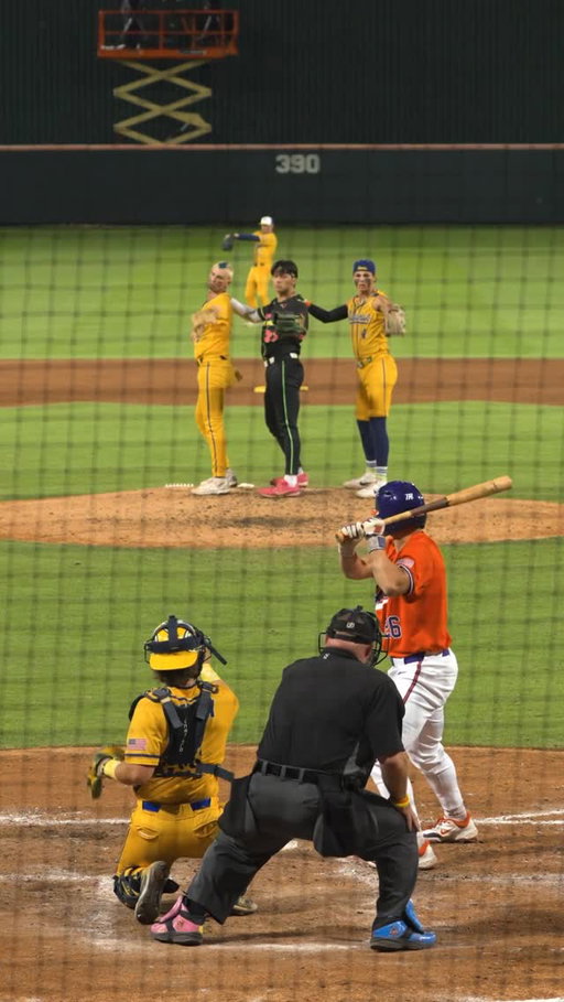 Crossover of the year 😤

#savannahbananas #bananaball #mlb #partyanimals #trendingdance