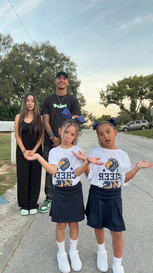 Las princesas preparandose para su debut en Cheer 📣💕🥹 

#reels #reelsinstagram #familia #parenting #daughter #momlife #dadlife #trend #tiktok