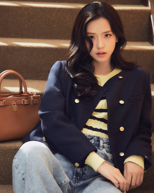 Kicking off the season in style, @sooyaaa__ gets ready for winter in preppy layers