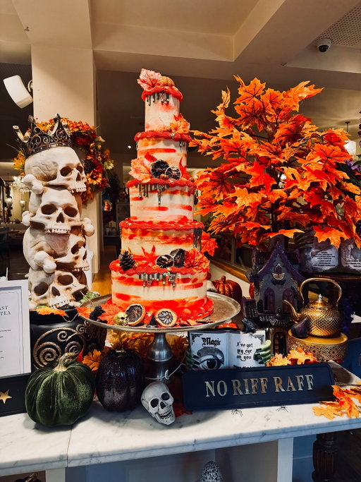 We had the most lovely Deluxe Halloween Afternoon Tea at @mamadoreens in Harrogate. From savoury delights to sweets treats all served with care in the most lovely (and seasonally spooky!) surroundings🧁👻🖤 

#harrogate #visitharrogate #mamadoreens #mamadoreensemporium #afternoontea #cake #october #autumn
