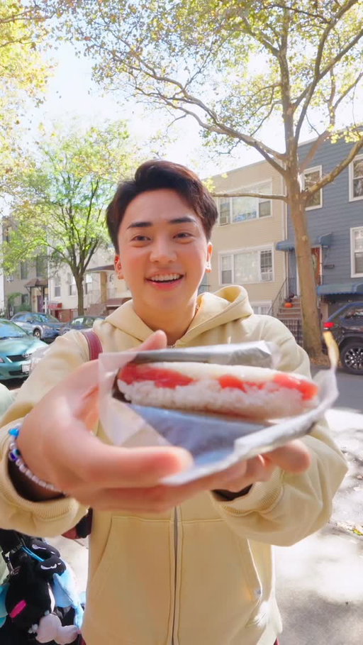 no sauce whatsoever too 😭 would you try american raw tuna onigiri? 😱 NEW VIDEOOO LINKINN BIOOO #americanfood #japanesefood #tastetest #onigiri #mukbang