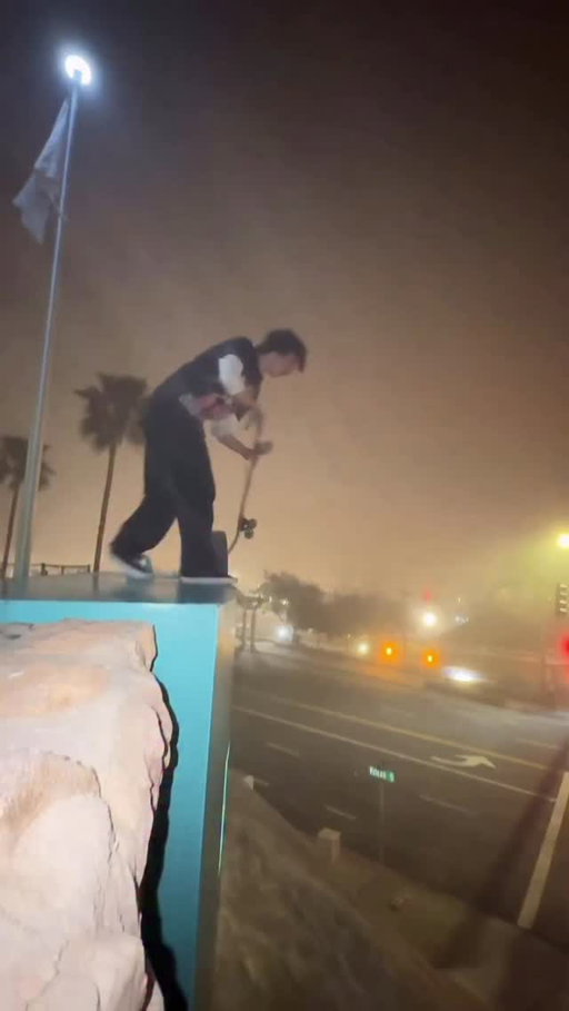 Still not over this 🤯 🌧️ 🌖 (via @ttwizzl3_)

[ #SLSVegas | Oct 25 | 5pm ET/2pm PT | Live and Free on YouTube | Tickets at link in bio 🎟️ ]