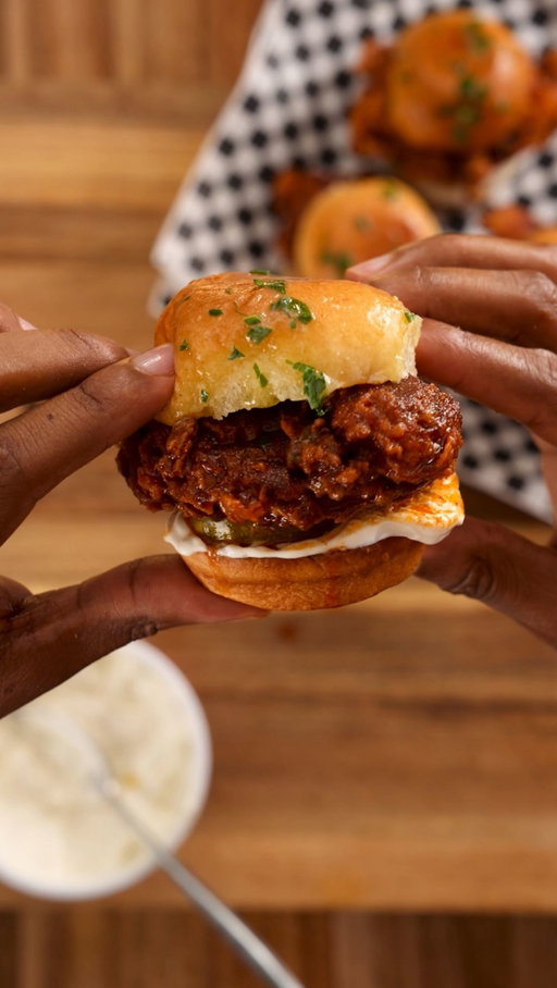 Getting y’all right for game-day with my Hot Chicken French Onion Dip Sliders featuring @heluvagooddips #HeluvaGoodPartner 🔥 it’s creamy, spicy, and crispy.