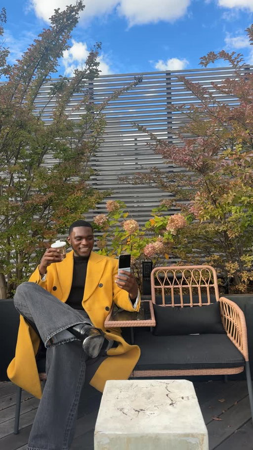 Bringing fall fashion to life with Moto Al @motorolaus #razr #MakeItIconic #MotorolaPartner