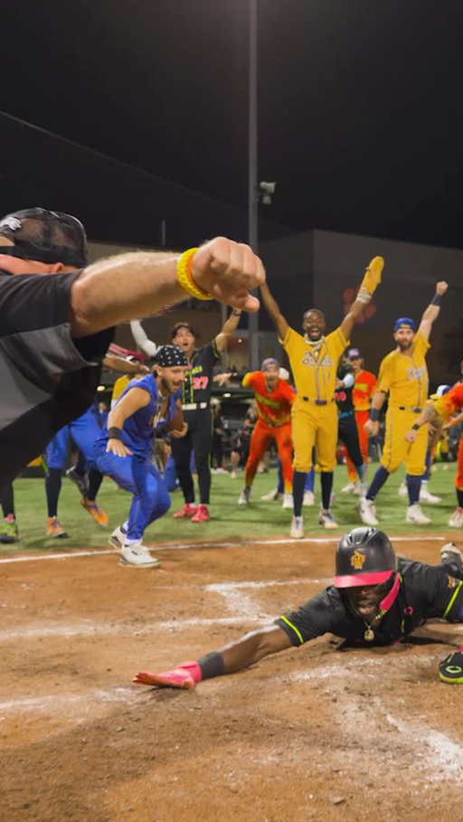 Is this the cleanest mannequin challenge EVER?! 

Hint: Yes. Yes it is.
•
•
•
#savannahbananas #mannequinchallenge #trend #viral #2016