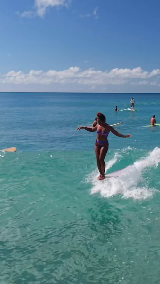 Some waves at home before my next stretch of trips, first stop Myrtle Beach for the @surfcitydunesclassic 
.
.
🎥: @surfvideobyoscar 
wearing: @innerrelm 
.
.
.
#surfergirlstyle #representation #lifestylemodel #hawaiinei #surfvideo #hangten #longboardlife #waikikibeach #dronevideo #surflife