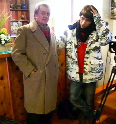 Purtroppo il mitico RUPERT SCIAMENNA, ci ha lasciati!
Erano i miei inizi, e sono felice di averli vissuti insieme a lui.
Franco era il più giovane di noi, anche se sembrava il più “vecchio” del mondo,con quella sua eleganza strana e quella voce assurda.
Abbiamo fatto tanta strada insieme, e se oggi guardo indietro penso solo a quanto siamo stati fortunati a incontrarci in quell’angolo di tempo e di mondo.
Non lo capivamo ma avevamo cambiato qualcosa, la gente per strada parlava come lui.
In questa foto siamo sul set del mitico Natale al cesso!
Ciao Franco