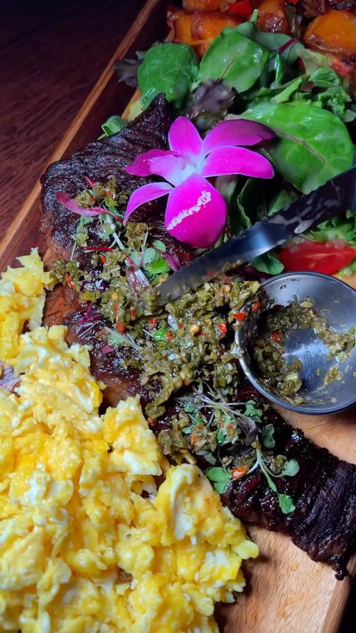 THE BRUNCH IS NOW $30. One of my favorite restaurants in Brooklyn has a brunch menu that makes you feel like you teleported to Puerto Rico! & they made it bottomless 🥹 
@thegarden_bk is nestled in the heart of Williamsburg bring authentic Puerto Rican flavors to NYC! Add this brunch to your must visit list asap! What will you be trying when you go? 
•
•
•
#nycbrunch #brunch #nycfood #nyceats #nycrestaurants #newforkcity #nycfoodie #thingstodoinnyc #explorepage #ａｅｓｔｈｅｔｉｃ #brooklyn #brooklynrestaurant #bottomlessbrunch