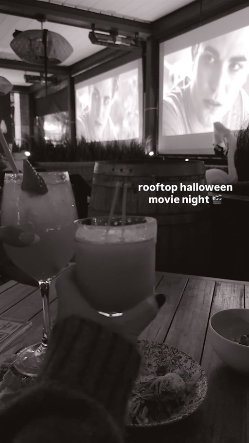 you’ll say “we needed this.” and really it’s just a rooftop halloween movie downtown. 🍹🎬👻
this is your last chance to catch @thehamptonsocial’s halloween rooftop movie series! get your tickets ahead of time tickets and get there early to snag the coziest spot.
🎥 movie lineup:
oct 28 – hocus pocus
oct 29 – halloween 4: the return of michael myers
enjoy halloween classics with skyline views, extended happy hour deals, montauk margs half off, and bites starting at $9.
check-in starts at 7 pm, movies begin at 7:30. don’t miss it!
