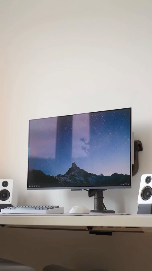 Time to get back to monitor arms, love the clean look of this one so much👀

If you want to get the same one, I have it linked in my bio🔗

#desksetup #homeoffice #minimalsetup #monitorarm #ergonomicdesign #ergonomicmonitorarm