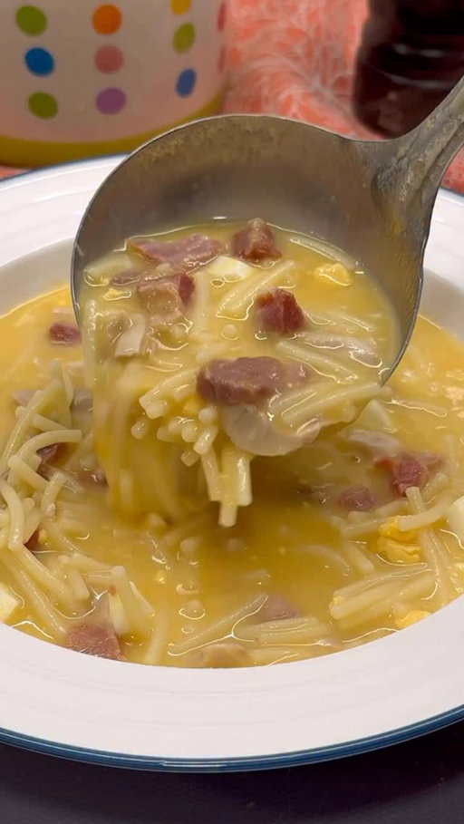 Sopa casera de jamón y pollo. Con este tiempo, nada como una sopita de las de siempre: caldo con huesos, carne picada, huevo cocido y fideos. Sencilla, económica y con ese sabor que te transporta a casa!😋🍲
•
INGREDIENTES:
2 muslos pollo🍗
2 huesos espinazo🍖
2 huesos de caña🦴
2 huesos de jamón🥩
1 zanahoria🥕
1 puerro
4 litros de agua🍶
Huevos cocidos🥚
250 grs. fideos (número 2)
Sal🧂
•
Pon los muslos de pollo, huesos de caña, espinazo y jamón dentro de una cazuela amplia junto con la zanahoria y el puerro. Vierte agua hasta cubrir, echa un poco de sal (rectifica al final, pues el jamón ya le da ese toque salado) y ponlo al fuego. Cuando empiece a espumar retíralo, tapa y deja cocinando a fuego lento hasta que las carnes estén hechas (puedes acelerar el proceso haciéndolo en una olla exprés si quieres ahorrar tiempo)⏱️
•
Una vez esté listo, retira las carnes y huesos antes de batir el caldo con las verduras. Echa los fideos (la cantidad dependerá del espesor que estés buscando, en casa nos gusta espesita) y, mientras se van cocinando, trocea el pollo, jamón y unos huevos cocidos previamente. Incorpóralos a la sopa, remueve para que se mezclen los sabores, sirve bien calentita y disfruta de esta maravilla de sopacasera que está riquísima.🙊