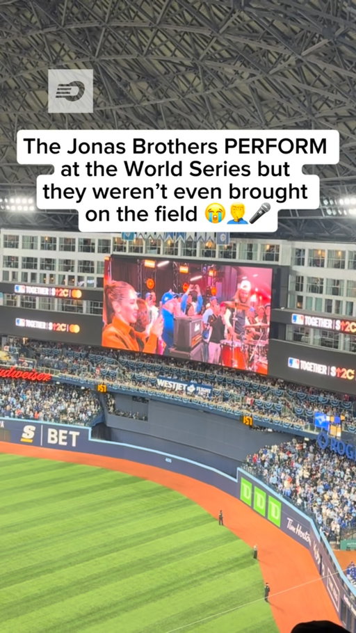 Why weren’t they on the field?!? 🤔🎤

@jonasbrothers made a Toronto appearance as they made a special appearance for Game 2 of the World Series 🤩

#mlb #jonasbrothers #bluejays #worldseries