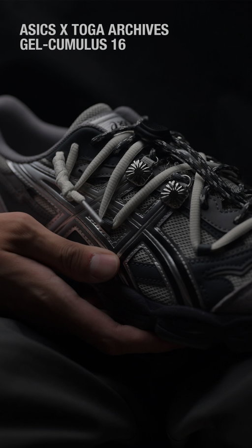 ASICS X TOGA Archive GEL-CUMULUS 16，沒意外會是我今年最喜歡的ASICS，除非在剩下的兩個多月，又突然出了什麼酷酷的東西，來打臉我

從鞋盒、襯紙、鞋子本體，開箱完全是個很享受的體驗，這次聯名一共推出三個配色，但最喜歡的肯定還是灰色，必須拿下！

Pants: @goopi.co 
Shoes: @asics_sportstyle_tw / @togaarchives 

📍 @nomm_93 

Photo by @tonyblee