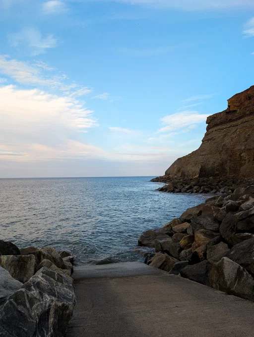 my boyfriend just asked me if I wanted to go to Whitby next weekend and I'm like... Does a bear shit in the woods?? 🤣 Get me to the fish and chips! If you didn't know, Whitby is famous even in the UK for the best fish and chips. My mouth is already watering 🤩
