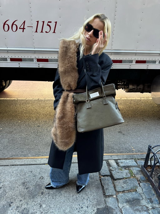 Black car pick me up from the airport
Drop my bags at The Bowery Hotel
Oh, God, I love New York
Love New York, love New York
Love New York, love New York
Feel so free, feel so free
Feel so free, it’s my religion