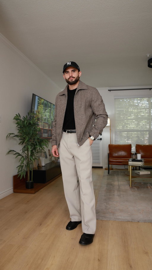 A bomber jacket and pleated trousers for today’s minimal look. 

You can find the full outfit in my profile!

#mensstyle #mensoutfit #minimalstyle #outfitinspo