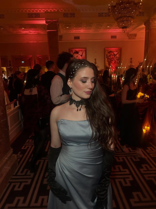 Still haven’t found my duke but that won’t keep me from going to the ball of the season… 🎭 Still dreaming about this night. 

#nyxcosmeticscanada #torontocontentcreator #bridgertonnetflix #nyxcosmeticsxbridgerton #fallmakeuplook #halloweencostumeideas #halloweenmakeupideas