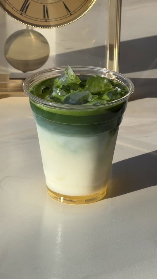 honey apple matcha latte 🍯🍎🍵

recipe: 
〰️1-2tsp honey apple syrup
〰️ice
〰️1/2cup milk
〰️2tsp matcha + 40ml warm water

#homecafe #matcha #matcharecipe #icedmatcha