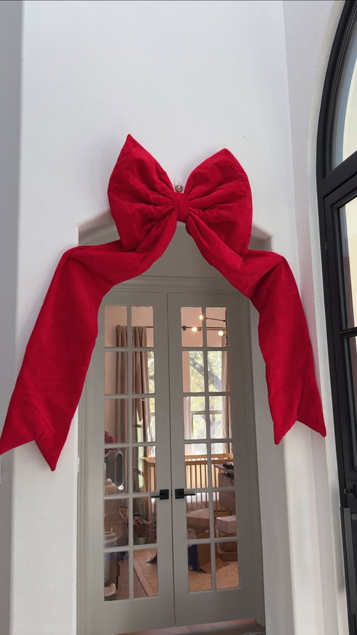 Holiday decorating Tip! 🎀🎄 How to attach ribbon tails to your wall ✨

TAG a friend who is decorating for the holidays on Nov 1st! They might appreciate this hack more than you know 🥰

#christmasdecor #christmasdecorating #christmasbow #holidaybow #christmasdecorhack #christmasdecortip #pregnant #bump #decortip