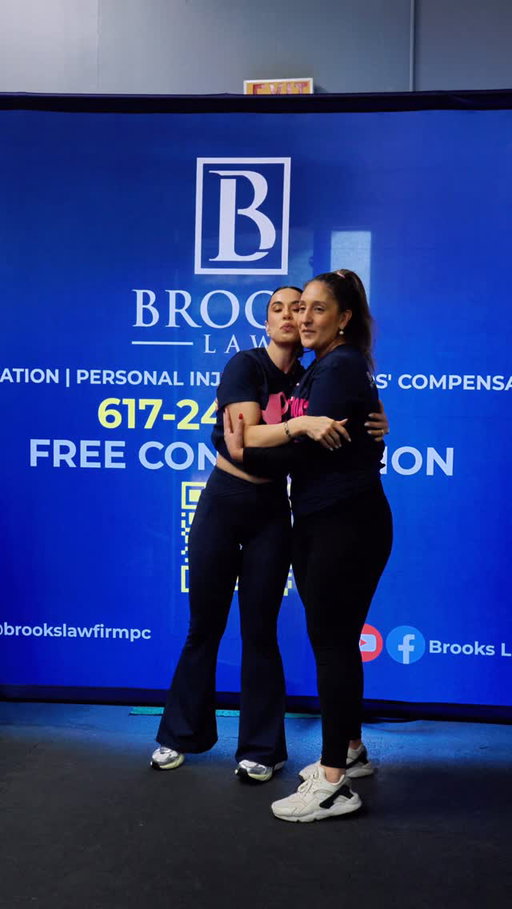 Nosso Treinamento Funcional – Edição Outubro Rosa foi pura energia boa, união e propósito. 💪✨

A ideia nasceu com a incrível @ana_bittencourts , que organizou tudo com tanto carinho e dedicação — e contou com o apoio da Brooks Law, o espaço acolhedor do @gowinpersonalstudio e o toque especial de beleza e confiança da @bonitaemaquiadashop . 💖

Cada detalhe, cada sorriso e cada abraço mostraram o poder da nossa comunidade brasileira quando se une por uma causa. 🇧🇷

E o olhar do talentoso @ggfilmspro captou tudo isso de forma perfeita. 🎥
Foi mais do que um treino — foi um lembrete de que Outubro é rosa, mas o cuidado é todos os dias. 💗

#outubrorosa❤️ #brookslawfirm #comunidadebrasileira #mulheresfortes #treinamentofuncional #autocuidadoéamor #prevençãoéamor #juntassomosmaisfortes