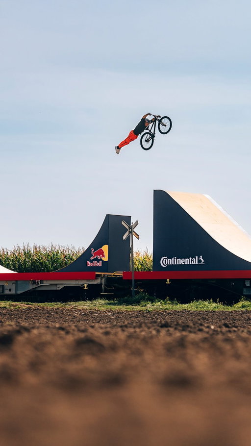 when next-level riding meets next-level filming 🤝 @davidgodziek

🤳 @bartoszgiemza
